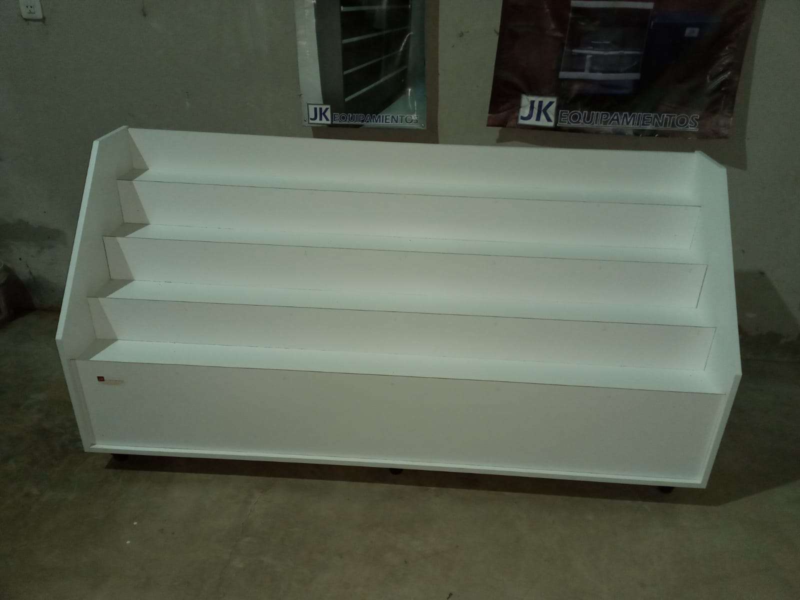 Exhibidor escalonado de 1,20m