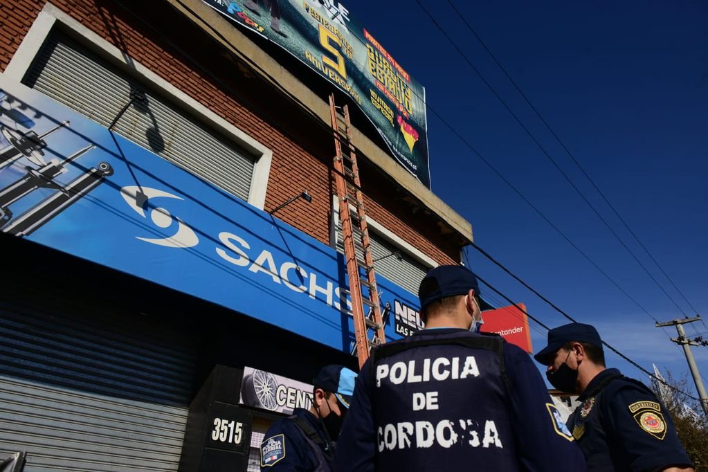 Córdoba: imputaron al dueño de la empresa de cartelería por la muerte del operario que se electrocutó en Barrio Las Flores
